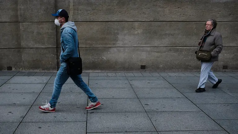 Un peatón utiliza una mascarilla para evitar riesgo de contagio del Coronavirus en Pamplona. PABLO LASAOSA