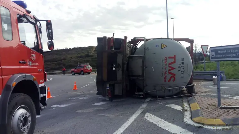 Accidente de un camión en el polígono Merkatondoa de Estella BOMBEROS
