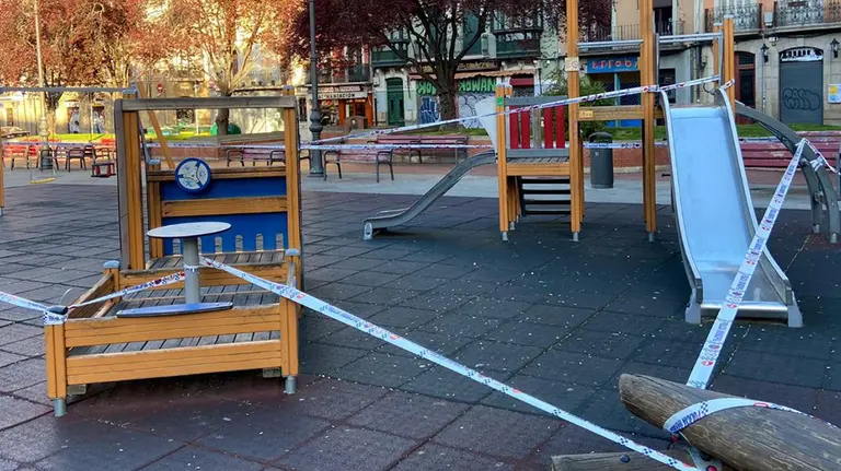 Precintados de parques infantiles en Pamplona (2) POLICÍA MUNICIPAL DE PAMPLONA