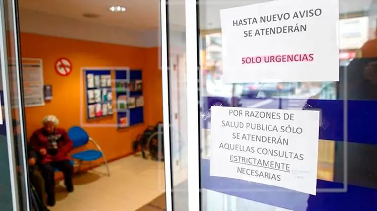 Cartel colocado en un centro de salud ante la expansión del coronavirus EFE