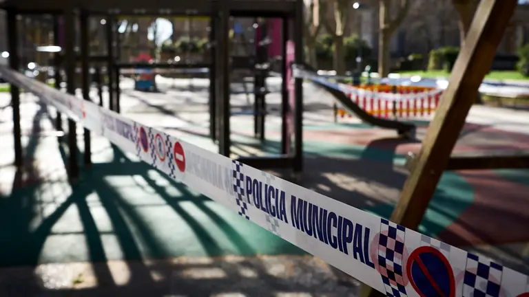 Policía Municipal de Pamplona precinta los parques infantiles por el coronavirus. PABLO LASAOSA
