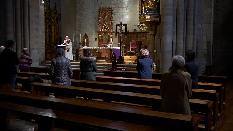 La Iglesia de San Nicolás durante una misa este sábado. PABLO LASAOSA