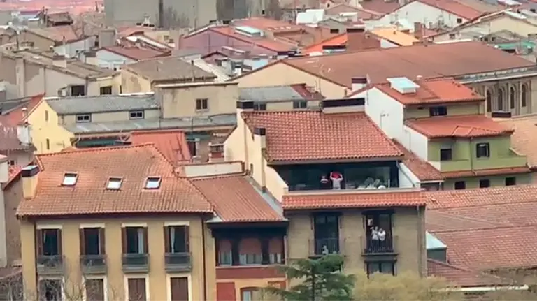 Un pamplonés baila al ritmo del 'Raiu-Riau' conectado desde la parroquia de San Lorenzo