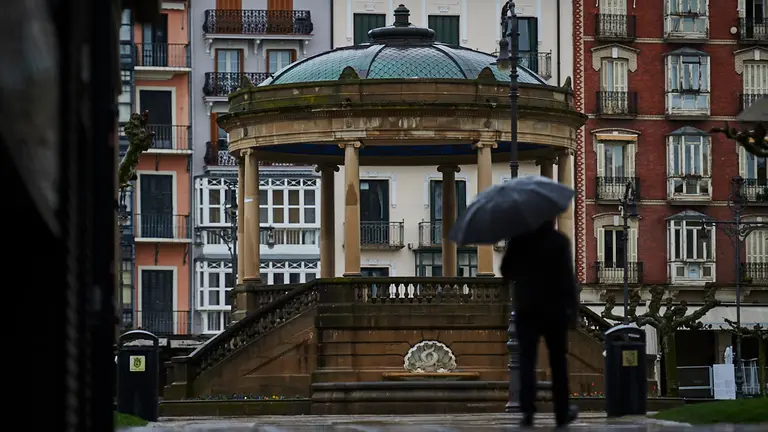 Un hombre camina por la Plaza de Castillo de Pamplona durante la crisis del coronavirus. PABLO LASAOSA