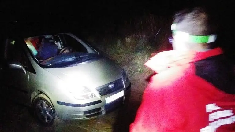 Familia rescatada en una pista entre El Perdón y Biurrun. POLICÍA FORAL