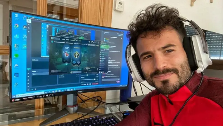 El futbolista de Osasuna, Rubén García, jugando a un videojuego TWITTER