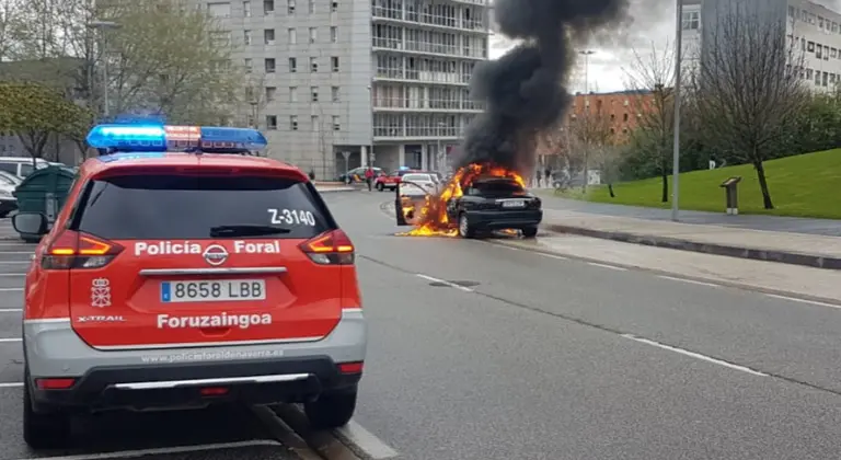 Incendio de un vehículo en la entrada de Mendillorri. POLICÍA FORAL