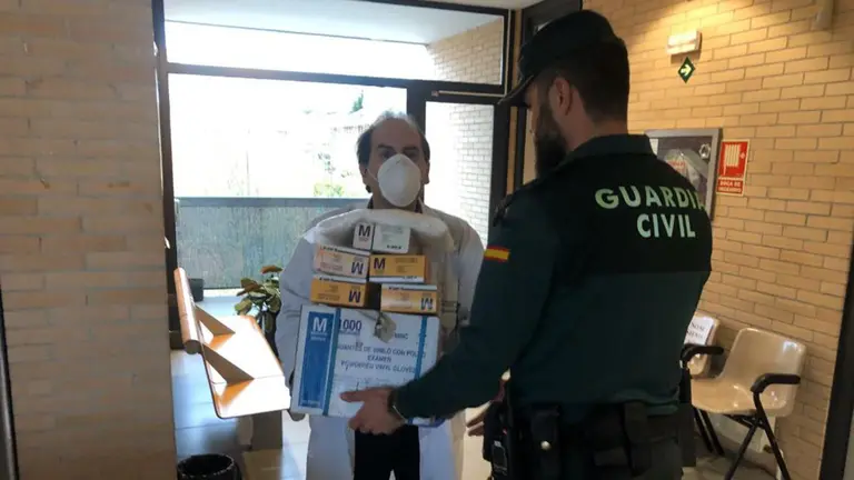 Entrega de guantes a la Guardia Civil en Navarra GUARDIA CIVIL