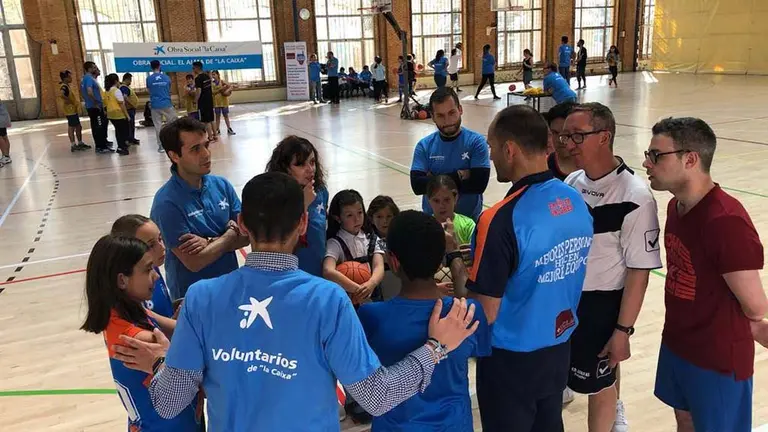 Voluntarios de CaixaBank durante unas acciones en una Semana Social. 