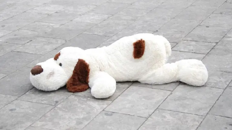 Un perro de peluche en la calle. ARCHIVO