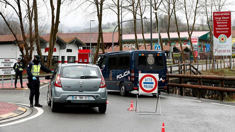 GRAFCAV3559. DANTRXARINEA (NAVARRA), 16/03/2020.- Efectivos de la Policía Nacional controlan en acceso a Navarra desde Francia después de que esta madrugada el Gobierno español acordara restablecer los controles en las fronteras terrestres y ya sólo permite el acceso a los ciudadanos españoles, residentes en España, trabajadores transfronterizos, a quienes acrediten causas de fuerza mayor o situación de necesidad y al transporte de mercancías, para asegurar la continuidad de la actividad económica y preservar la cadena de abastecimiento. 
EFE/ Jesús Diges
