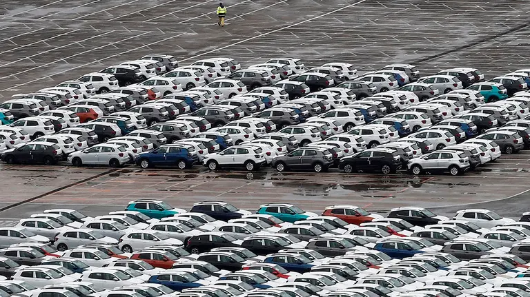 -FOTODELDIA- GRAFCAV3517. PAMPLONA, 16/03/2020.- Imagen de la campa de Volkswagen Navarra con los últimos vehículos salidos de la producción. La factoría ha cancelado su actividad industrial desde el turno de la noche de ayer y hasta nuevo aviso solicitando a su plantilla que no se incorpore a trabajar. Esta decisión fue consensuada ayer noche debido al agravamiento de la evolución de la pandemia de coronavirus y a la entrada en vigor del estado de alarma. Este lunes tanto la dirección cono los sindicatos han quedado para una nueva reunión.  EFE/ Jesús Diges
