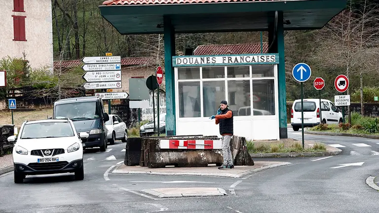 GRAFCAV3566. DANTXARINEA (NAVARRA), 16/03/2020.- La frontera hacia Francia permanece abierta mientras que efectivos de la Policía Nacional controlan en acceso a Navarra desde Francia después de que esta madrugada el Gobierno español acordara restablecer los controles en las fronteras terrestres y ya sólo permite el acceso a los ciudadanos españoles, residentes en España, trabajadores transfronterizos, a quienes acrediten causas de fuerza mayor o situación de necesidad y al transporte de mercancías, para asegurar la continuidad de la actividad económica y preservar la cadena de abastecimiento. 
EFE/ Jesús Diges
