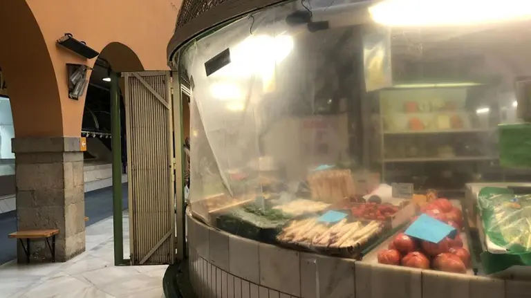 Medidas de protección frente al coronavirus en el mercado pamplonés de Santo Domingo (2) CEDIDA