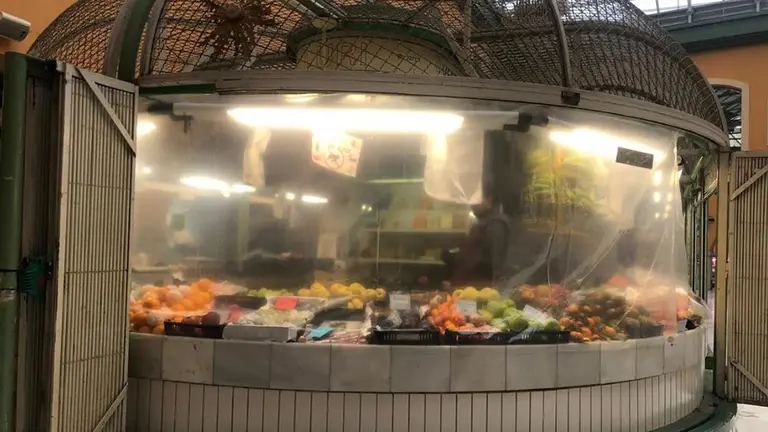 Medidas de protección frente al coronavirus en el mercado pamplonés de Santo Domingo CEDIDA