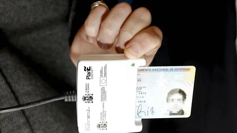 Una persona renovando su DNI