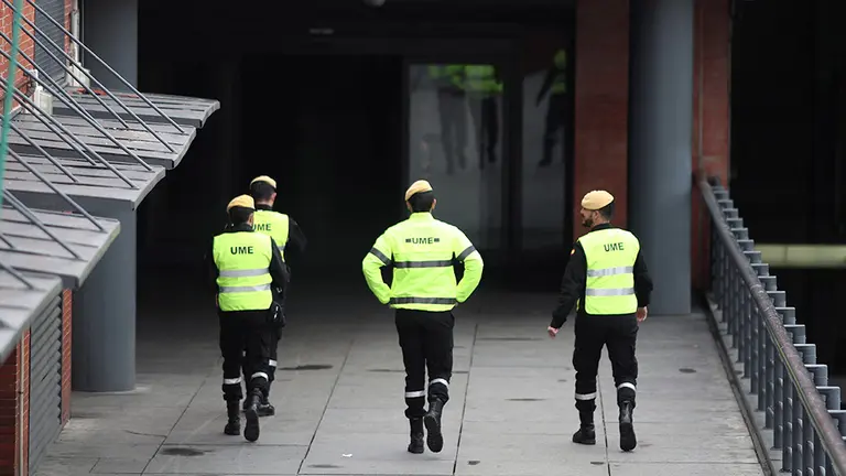 Efectivos de la Unidad Militar de Emergencias en la Estación Cercanías de Atocha en el segundo día laborable del estado de alarma por el coronavirus en Madrid, en Madrid (España), a 17 de marzo de 2020.

CORONAVIRUS;COVID-19;UME;

17/3/2020