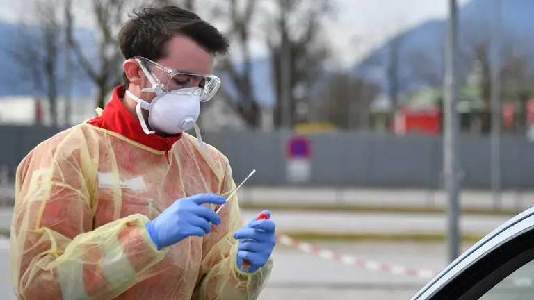 Un mienbro de la Cruz Roja realiza un test rápido a una persona desde el coche en Austria. Barbara Gindl-APA-dpa