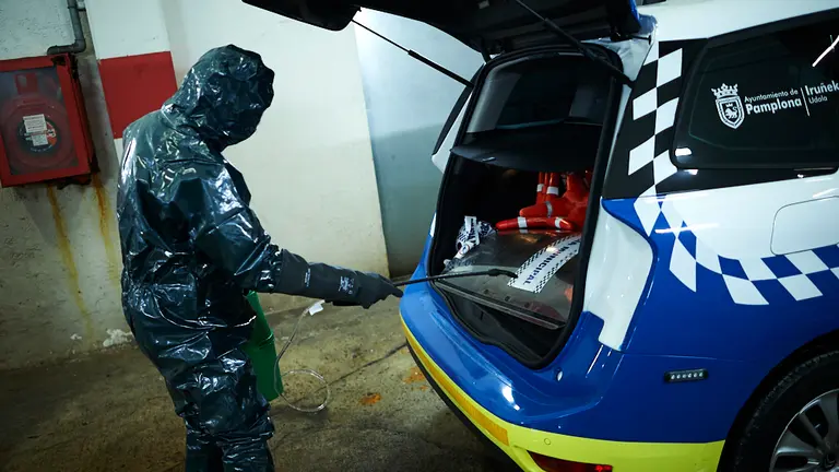 La ONG SAR junto a Policía Municipal de Pamplona desinfectan trajes y coches tras realizar actuaciones por el coronavirus. PABLO LASAOSA