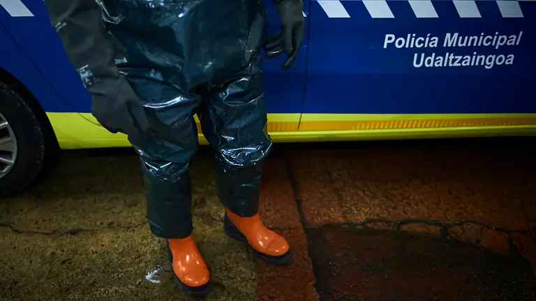 La ONG SAR junto a Policía Municipal de Pamplona desinfectan trajes y coches tras realizar actuaciones por el coronavirus. PABLO LASAOSA