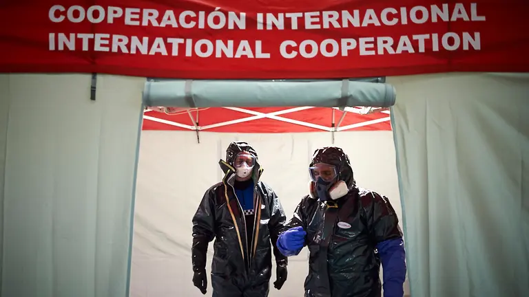 La ONG SAR junto a Policía Municipal de Pamplona desinfectan trajes y coches tras realizar actuaciones por el coronavirus. PABLO LASAOSA