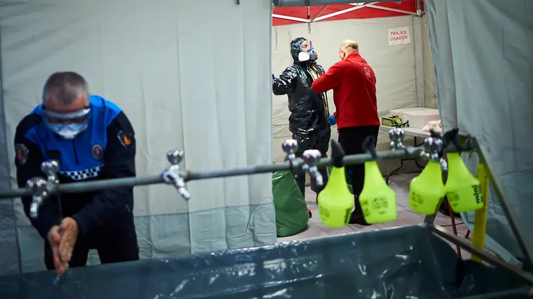 La ONG SAR junto a Policía Municipal de Pamplona desinfectan trajes y coches tras realizar actuaciones por el coronavirus. PABLO LASAOSA