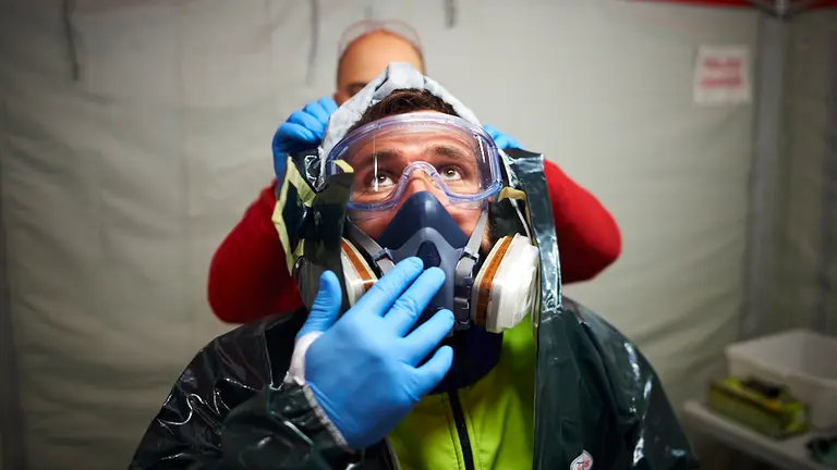 La ONG SAR junto a Policía Municipal de Pamplona desinfectan trajes y coches tras realizar actuaciones por el coronavirus. PABLO LASAOSA