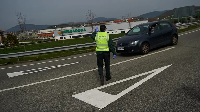 La Guardia Civil efectua un control a la entrada de Mutilva para controlar la circulacion de la gente cerca del Mercadona. MIGUEL OSÉS