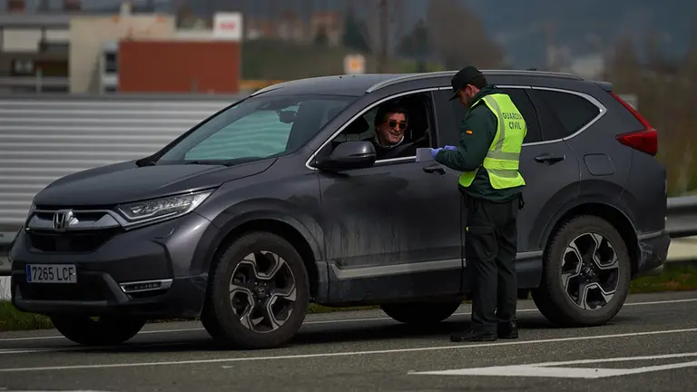 La Guardia Civil efectua un control a la entrada de Mutilva para controlar la circulacion de la gente cerca del Mercadona. MIGUEL OSÉS