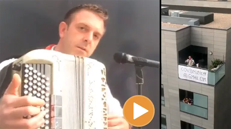 Iñaki Reta, con su acordeón, durante uno de sus conciertos desde su balcón en Lezkairu (player)