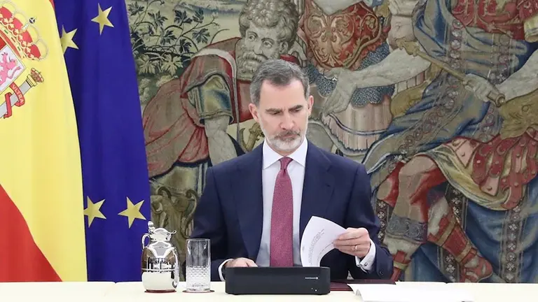 El Rey Felipe VI durante una reunión con el presidente del Gobierno, Pedro Sánchez, y el Comité de gestión técnica del coronavirus en el Palacio de la Zarzuela, en Madrid (España) a 17 de marzo de 2020.

18 MARZO 2020 COVID-19;CORONAVIRUS;PANDEMIA;ENFERMEDAD;POLÍTICA;CASA REAL;MONARQUÍA ESPAÑOLA;GOBIERNO DE ESPAÑA;CRISIS DEL CORONAVIRUS

18/3/2020