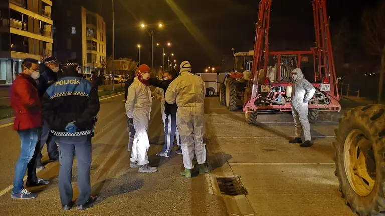 Agricultores voluntarios de Tudela fumigan las calles de la localidad ribera ante el avance del coronavirus. CEDIDA