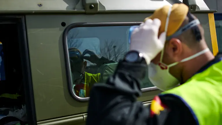 La UME (Unidad Militar de Emergencias) del Ejército de España limpia la oficina de extanjería de Pamplona. PABLO LASAOSA