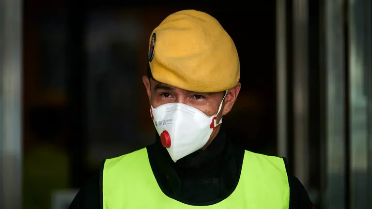 La UME (Unidad Militar de Emergencias) del Ejército de España limpia la oficina de extanjería de Pamplona. PABLO LASAOSA