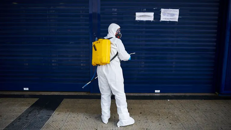 La UME (Unidad Militar de Emergencias) del Ejército de España limpia la oficina de extanjería de Pamplona. PABLO LASAOSA