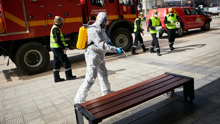 La UME (Unidad Militar de Emergencias) del Ejército de España limpia la oficina de extanjería de Pamplona. PABLO LASAOSA