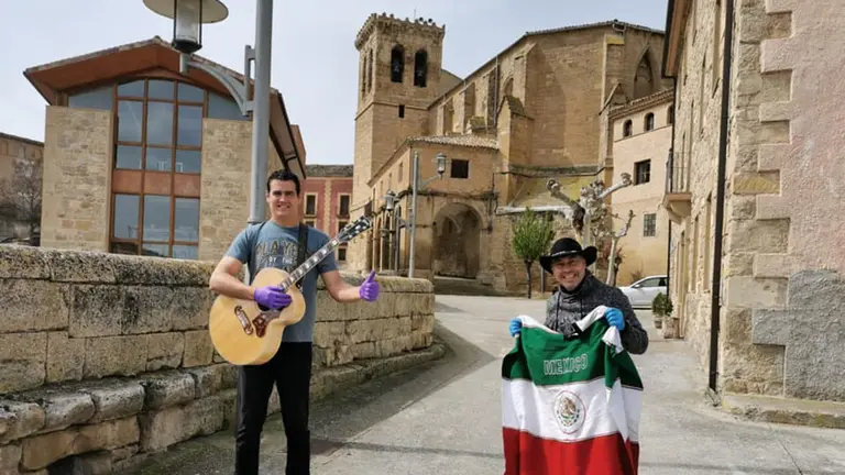 Los músicos Patxi Gil y Chuchín Ibáñez en Miranda de Arga. Facebook.
