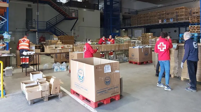Banco de alimentos de Navarra con voluntarios de Cruz Roja. Europa Press.