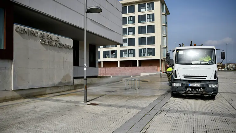 Servicios de limpieza en Buztintxuri desinfectan las calles por el coronavirus. PABLO LASAOSA