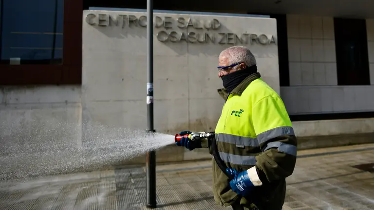 Servicios de limpieza en Buztintxuri desinfectan las calles por el coronavirus. PABLO LASAOSA