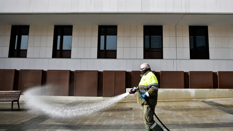Servicios de limpieza en Buztintxuri desinfectan las calles por el coronavirus. PABLO LASAOSA
