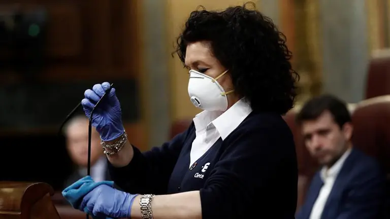 Una trabajadora de la limpieza desinfecta el atril, este miércoles en el Congreso, tras la intervención del presidente del Gobierno, Pedro Sánchez, para explicar la declaración del estado de alarma y las medidas para paliar las consecuencias de la pandemia provocada por el coronavirus, en Madrid (España), a 18 de marzo de 2020.

18 MARZO 2020;CORONAVIRUS;VIRUS;MADRID;CONGRESO;PANDEMIA

18/3/2020