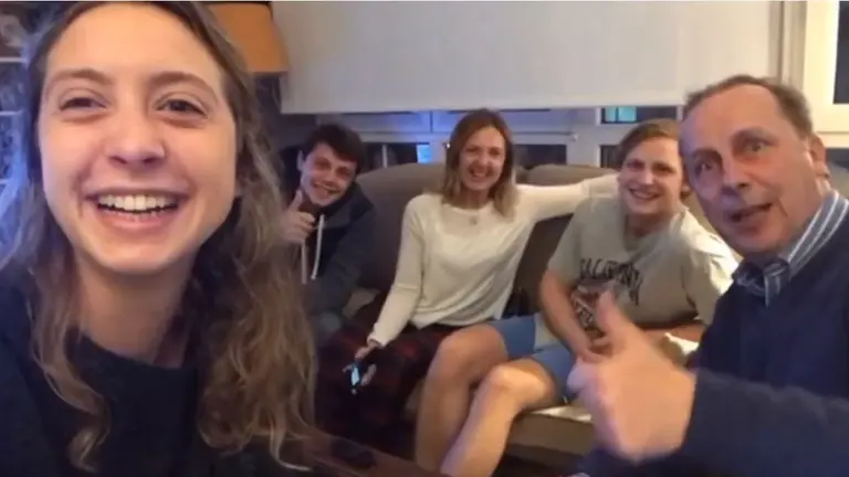 Estudiantes de enfermería de la UN apoyan a los sanitarios navarros. Youtube.