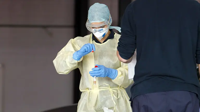 Personal sanitario realiza una prueba de coronavirus. ARCHIVO.