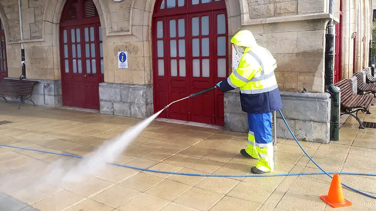 Limpieza viaria en la estación de autobuses de Estella. Cedida.