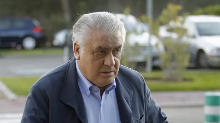 El expresidente del Real Madrid, Lorenzo Sanz, a su llegada al tanatorio de Tres Cantos de Madrid, donde se encuentran los restos mortales del exfutbolista del club madridista Ignacio Zoco Esparza, fallecido hoy a los 76 años. EFE/Victor lerena.