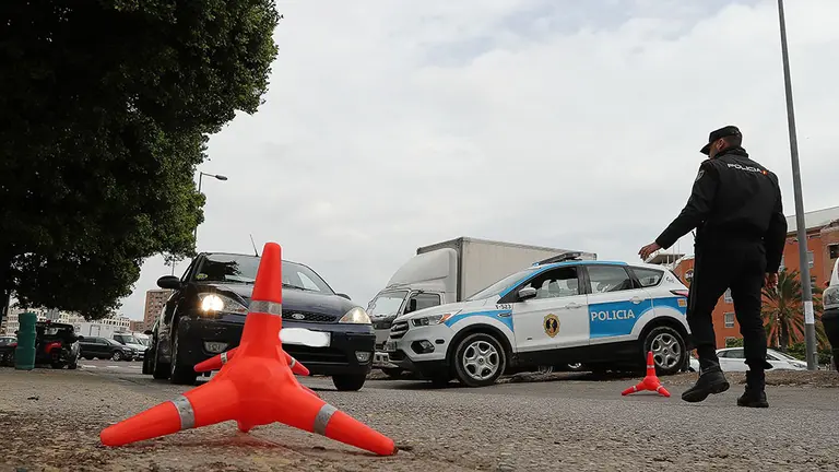 Un policía detiene a un vehículo en uno de los controles sobre los coches que abandonan la ciudad en pleno estado de alarma por el coronavirus en Valencia / Comunidad Autónoma (España), a 20 de marzo de 2020.

CORONAVIRUS;ESTADO DE ALARMA;COVID-19;PANDEMIA;CRISIS;ENFERMEDAD

20/3/2020