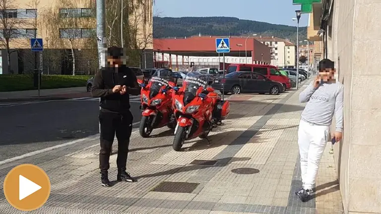 Identificación y denuncia de dos personas por deambular en el barrio pamplonés de la Rochapea (player) POLICÍA FORAL