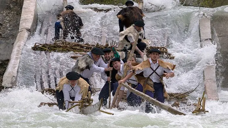 Una almadía desciende por el río a la altura de Burgui. @AlmadiasNavarra.