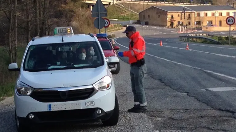 Control de tr&aacute;fico de la Polic&iacute;a Foral en Pueyo. POLIC&Iacute;A FORAL